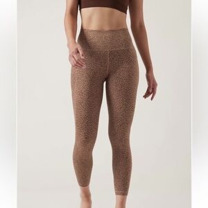 NWT Athleta Salutation Stash 7/8 Tight Leggings